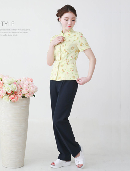 西安订做嫩黄色印花护士服,短款分体护士服现货批发