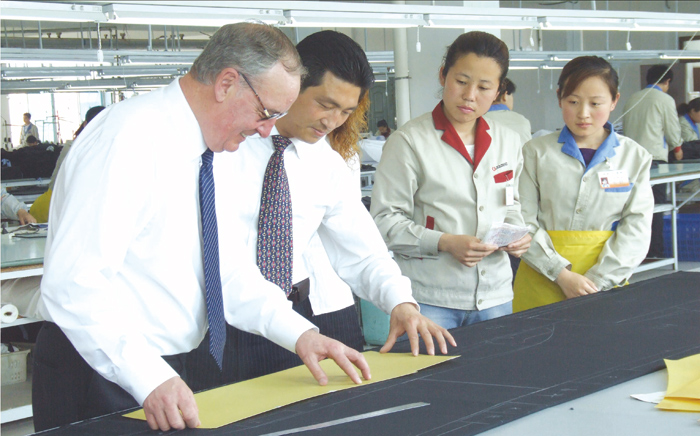 设计师colm先生对每道工序、每个细节都要严格把关