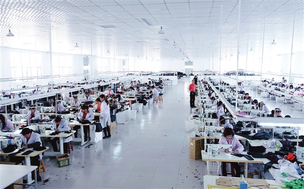 先进的生产流水线,拥有世界先进的服装生产及整烫设备